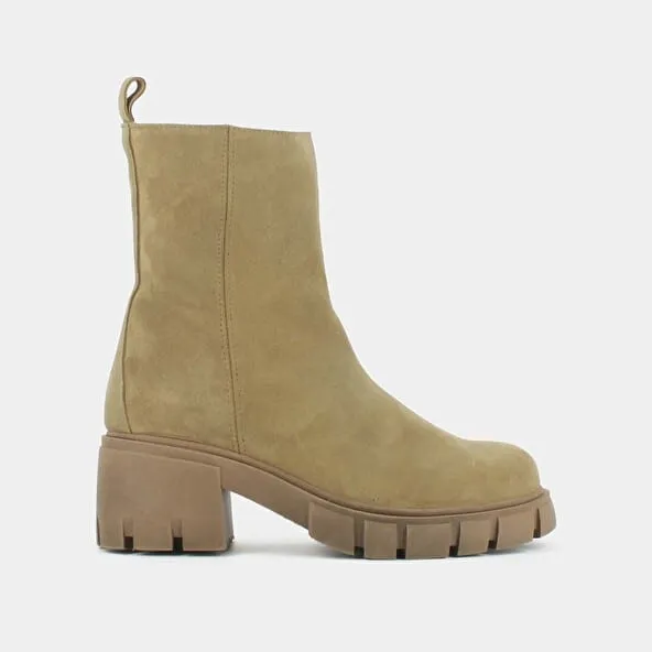 Heeled boots with notched soles in beige suede