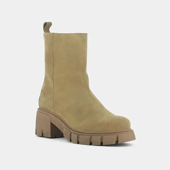 Heeled boots with notched soles in beige suede