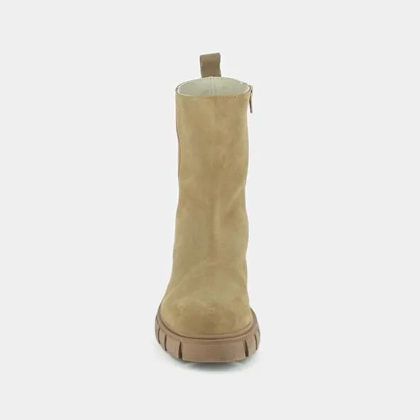 Heeled boots with notched soles in beige suede