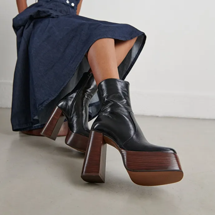 Platform boots with round toes in black aged leather